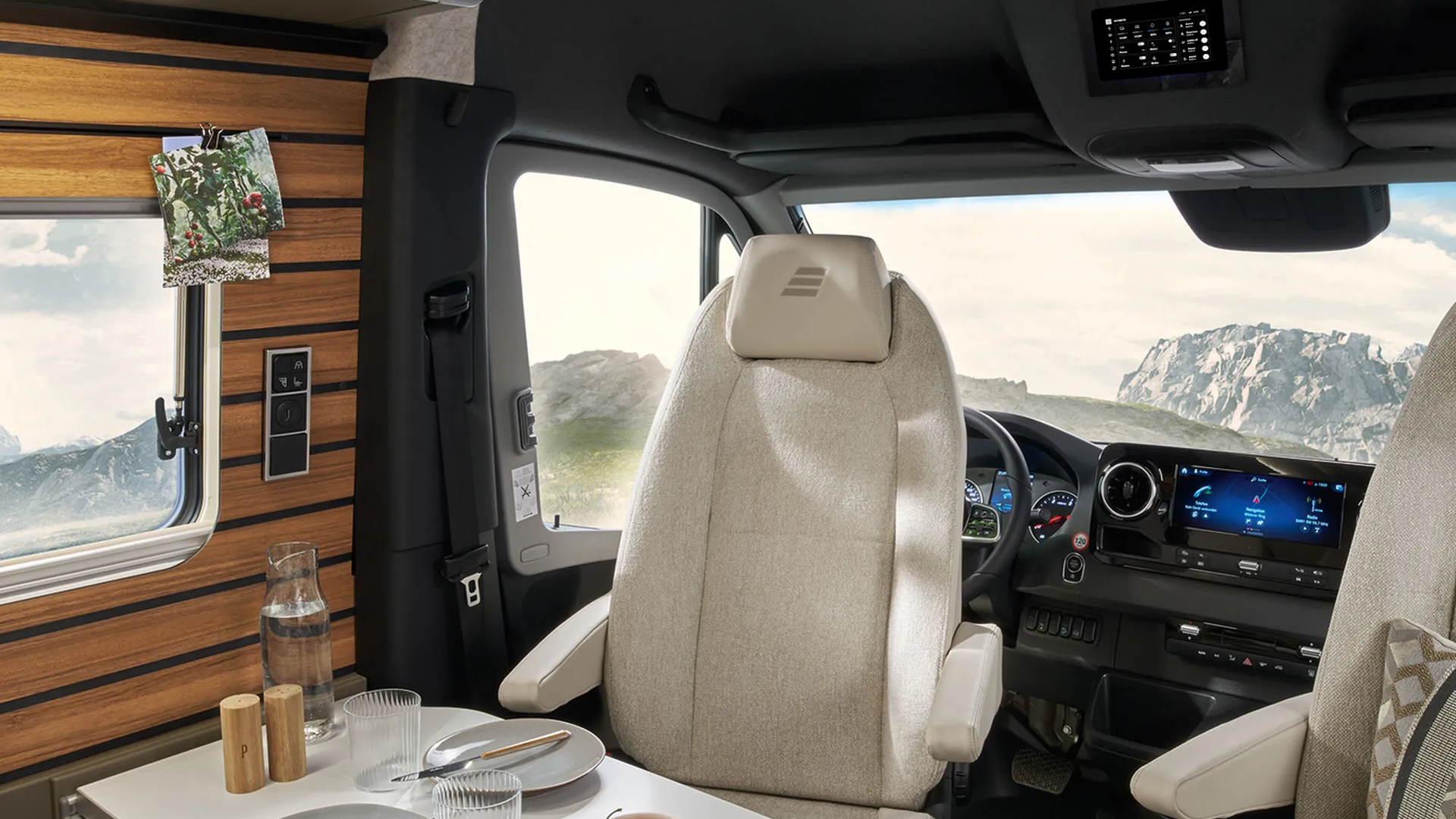 Het HYMER Connect-display in het interieur van de HYMER Grand Canyon S is centraal boven de bestuurdersstoelen geplaatst, gericht op de woonruimte.
