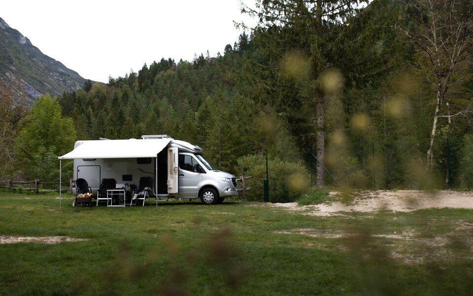 Bobil HYMER ML-T med utfoldet markise - campingsituasjon i det grønne.