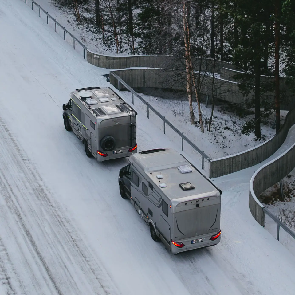 Luftutsikt over HYMER B-MC T BlackLine og HYMER ML-T 570 CrossOver, parkert på en snødekt vei